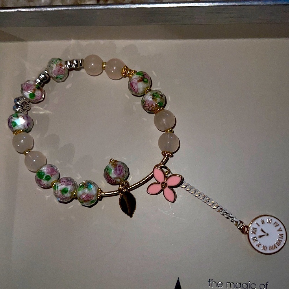 Nwt Foral bracelet beautifully made. Going fast, contact me ASAP. Fast shipping!